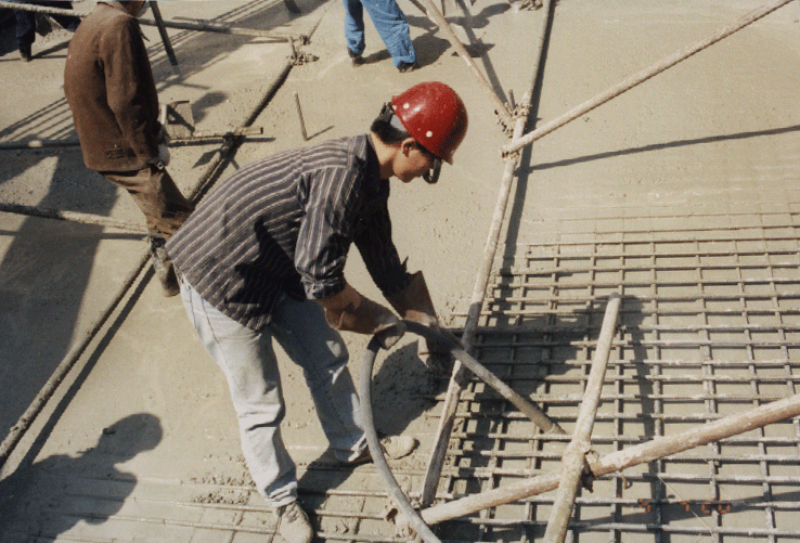 正在澆筑混凝土的項(xiàng)目經(jīng)理俞曉棟