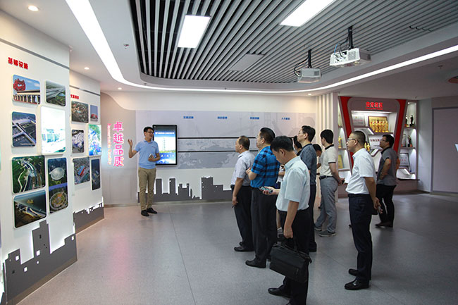 調(diào)研組參觀中建二局企業(yè)文化展廳.jpg